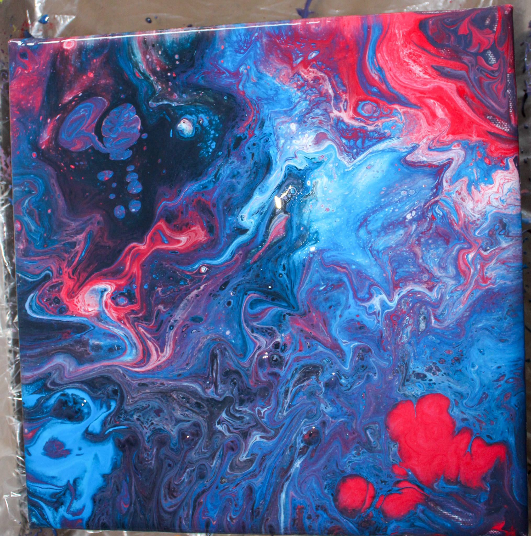 Acrylmalerei. Blaue, rote, lilane und schwarze Farben, die sich miteinander vermischen.