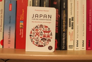 Taschen-Ausgabe von "Japan für die Hosentasche". Das Titelbild zeigt im greiß angeordnete Piktogramme mit japanischen Motiven (wie den Fuji, Samurai, Sumoringer, Geisha usw.).