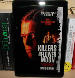 Kindle-Cover des Buch "Killers of the Flower Moon" mit dem Filmposter als Titelbild. Die linke Bildschimrhälfte zeigt Leonardo Di Caprio, die rechte den Buchtitel und Blurbs.