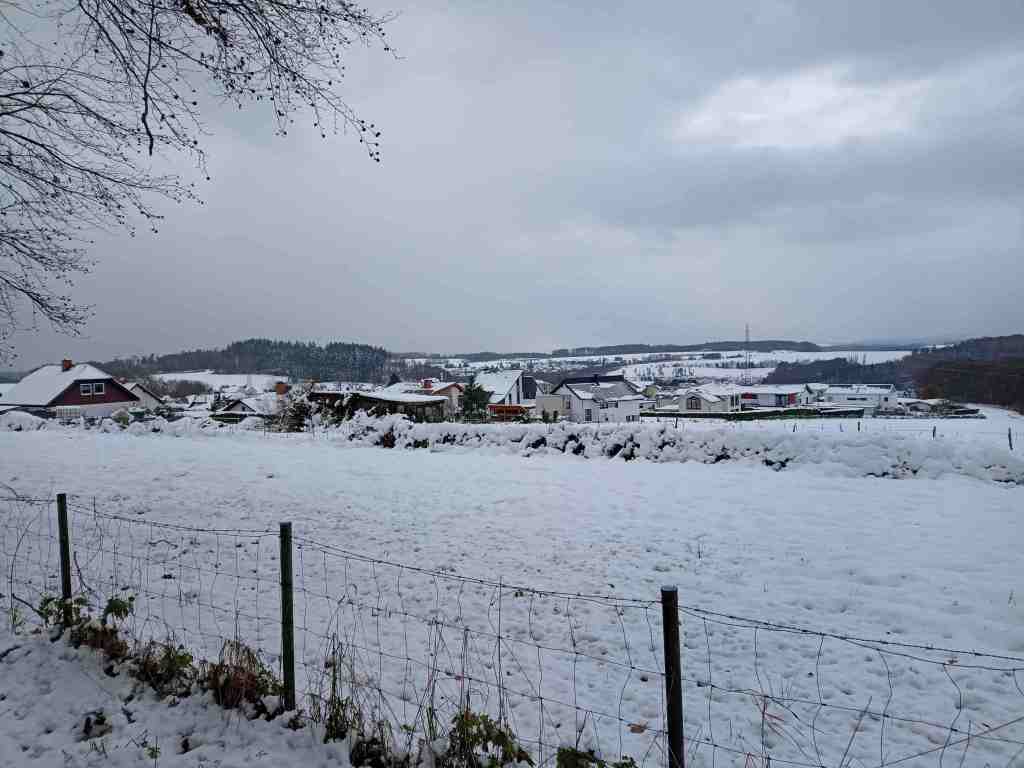 In der Ferne ein verschneites Dorf.
