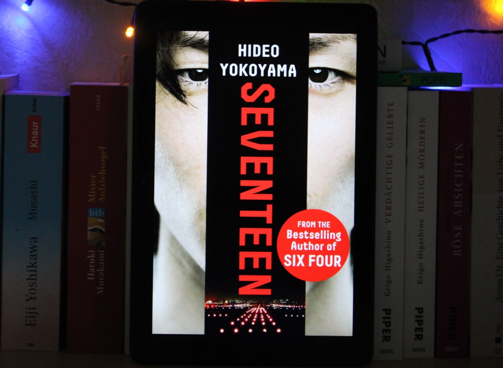E-Book-Cover des Romans "Seventeen" auf einem farbigen Tablet angezeigt.