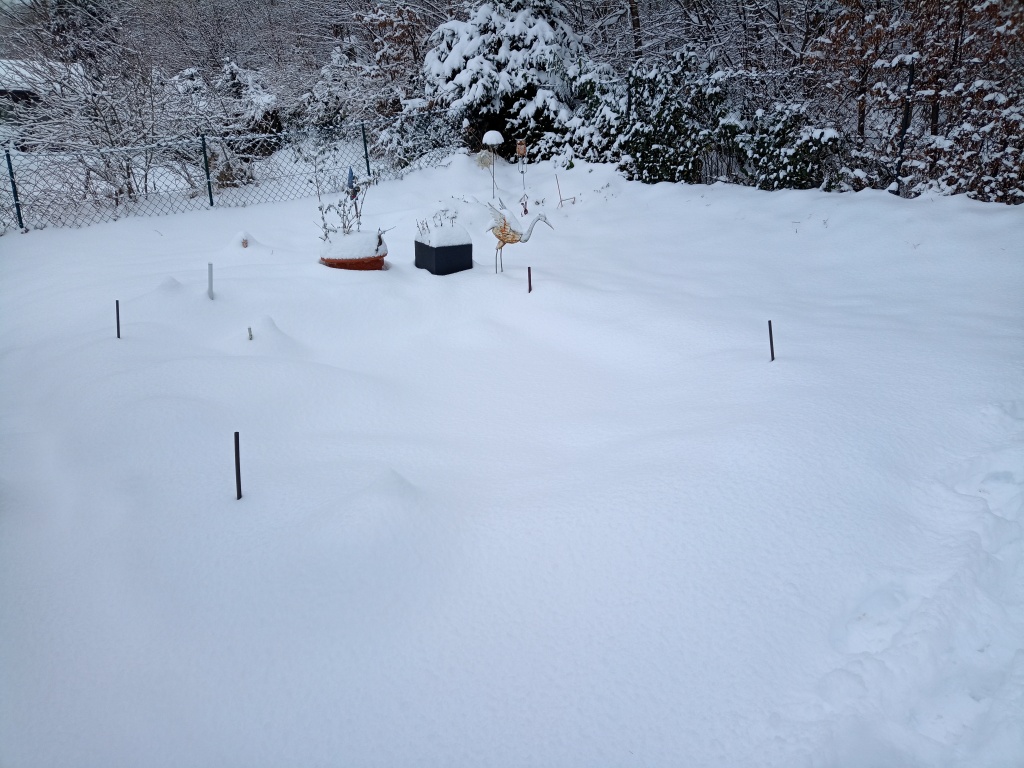 Unser Gartenteich ist unter den Schneemassen nicht mehr zu sehen.
