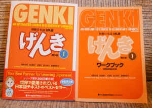 Das Japanisch-Lehrbuch "Genki" plus das dazugehörige Arbeitsbuch.