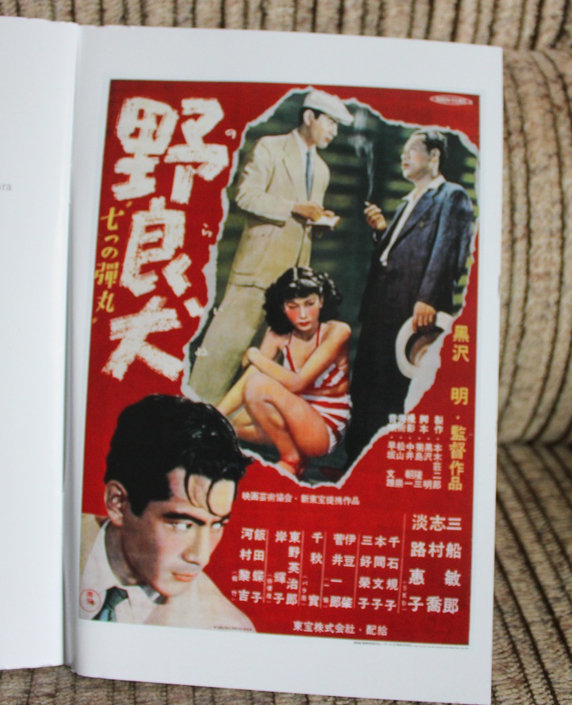 Gemaltes japanisches Filmposter zu "Stray Dogs". Zeigt die Szene, in der die beiden Polizisten (hier im Hinterrund gstehend), die junge Tänzerin befragen, die zwischen den beiden in die Hocke geht und weint.