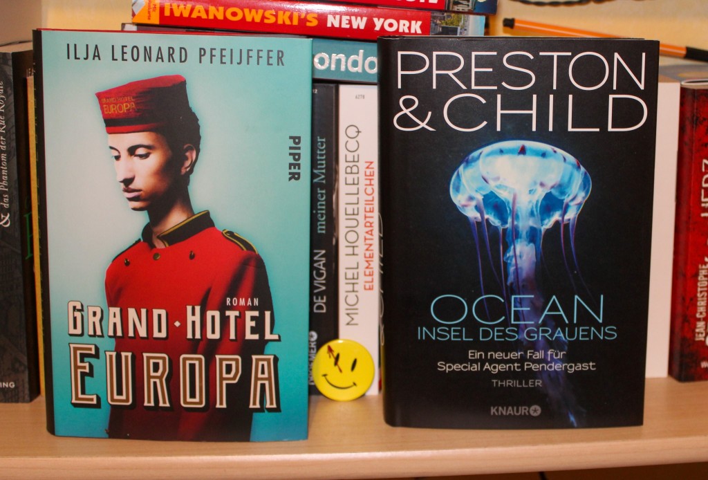 Die beiden Hardcoverausgaben von "Grand Hotel Europa" und "Ocean" mit dem Titelbild nach vorne in einem Bücherregal stehend.